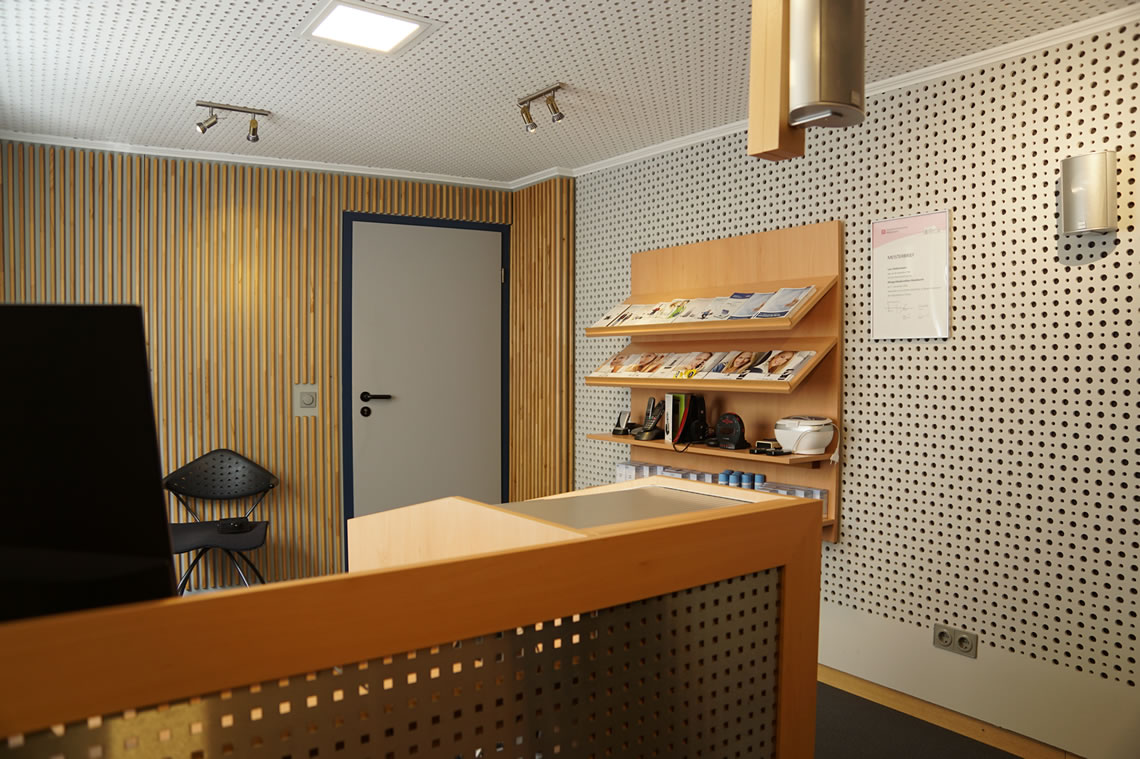 Schröder Optik Stadtoldendorf - Ihr Fachbetrieb für Augenoptik und Hörgeräteakustik Ihr Optiker- und Akustiker-Fachbetrieb - Neben einem großen Angebot an Brillen, Kontaktlinsen und Hörgeräten, bieten wir fachkundige Beratung bei der Auswahl und Anpassung von Brillen und Hörgeräten. Ebenso helfen wir Ihnen bei Winkelfehlsichtigkeit, Augenglasbestimmung, Kontaktlinsen, vergrößernden Sehhilfen als auch der Hörgeräteanpassung gerne weiter. Ihr Optiker und Akustiker für den Raum Stadtoldendorf.