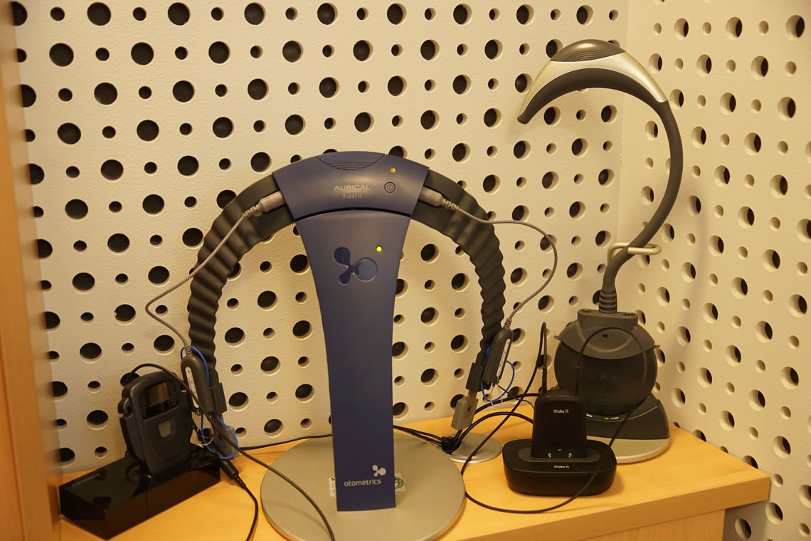 Schröder Optik Stadtoldendorf - Ihr Fachbetrieb für Augenoptik und Hörgeräteakustik Ihr Optiker- und Akustiker-Fachbetrieb - Neben einem großen Angebot an Brillen, Kontaktlinsen und Hörgeräten, bieten wir fachkundige Beratung bei der Auswahl und Anpassung von Brillen und Hörgeräten. Ebenso helfen wir Ihnen bei Winkelfehlsichtigkeit, Augenglasbestimmung, Kontaktlinsen, vergrößernden Sehhilfen als auch der Hörgeräteanpassung gerne weiter. Ihr Optiker und Akustiker für den Raum Stadtoldendorf.