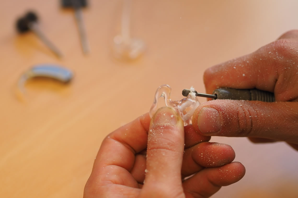 Schröder Optik Stadtoldendorf - Ihr Fachbetrieb für Augenoptik und Hörgeräteakustik Ihr Optiker- und Akustiker-Fachbetrieb - Neben einem großen Angebot an Brillen, Kontaktlinsen und Hörgeräten, bieten wir fachkundige Beratung bei der Auswahl und Anpassung von Brillen und Hörgeräten. Ebenso helfen wir Ihnen bei Winkelfehlsichtigkeit, Augenglasbestimmung, Kontaktlinsen, vergrößernden Sehhilfen als auch der Hörgeräteanpassung gerne weiter. Ihr Optiker und Akustiker für den Raum Stadtoldendorf.