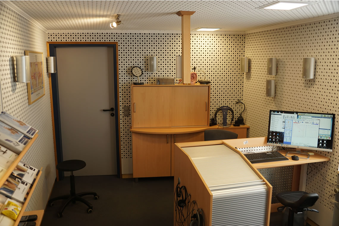 Schröder Optik Stadtoldendorf - Ihr Fachbetrieb für Augenoptik und Hörgeräteakustik Ihr Optiker- und Akustiker-Fachbetrieb - Neben einem großen Angebot an Brillen, Kontaktlinsen und Hörgeräten, bieten wir fachkundige Beratung bei der Auswahl und Anpassung von Brillen und Hörgeräten. Ebenso helfen wir Ihnen bei Winkelfehlsichtigkeit, Augenglasbestimmung, Kontaktlinsen, vergrößernden Sehhilfen als auch der Hörgeräteanpassung gerne weiter. Ihr Optiker und Akustiker für den Raum Stadtoldendorf.
