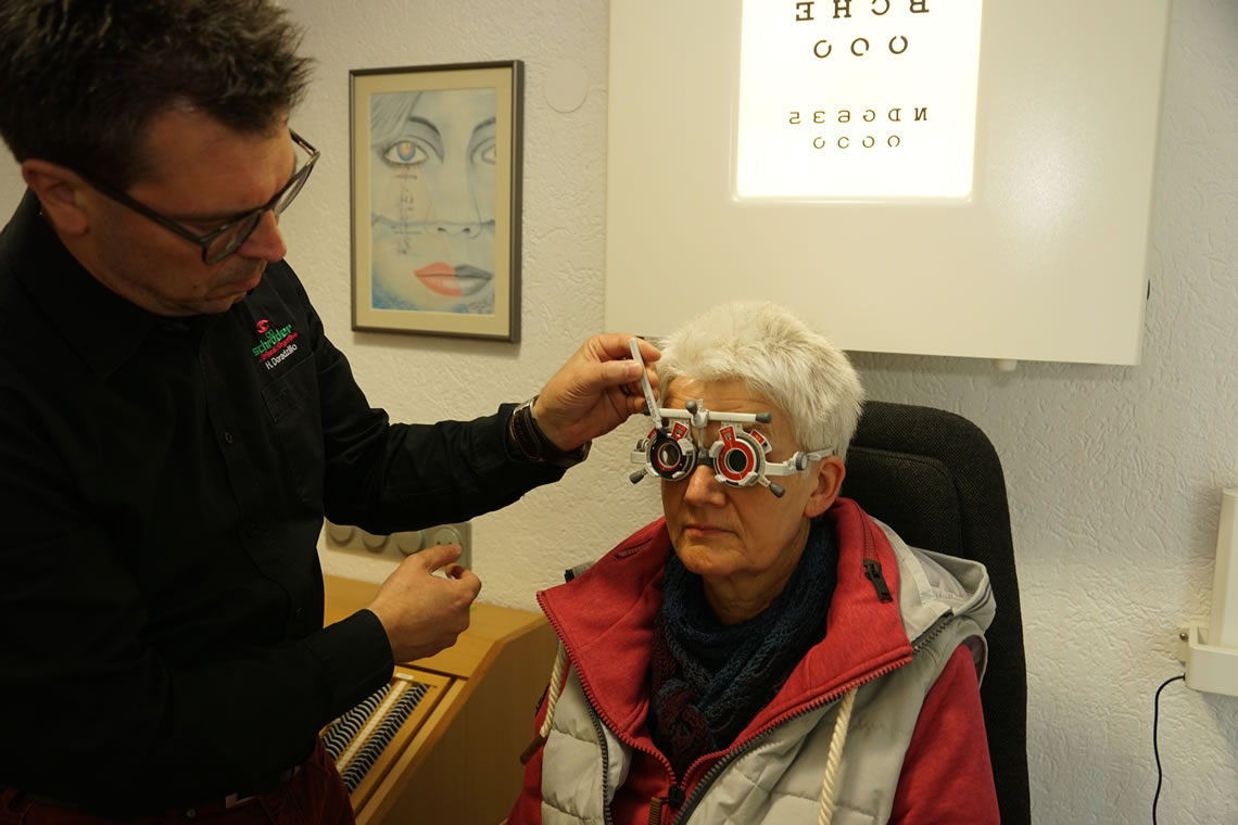 Ihr Optiker- und Akustiker-Fachbetrieb - Neben einem großen Angebot an Brillen, Kontaktlinsen und Hörgeräten, bieten wir fachkundige Beratung bei der Auswahl und Anpassung von Brillen und Hörgeräten. Ebenso helfen wir Ihnen bei Winkelfehlsichtigkeit, Augenglasbestimmung, Kontaktlinsen, vergrößernden Sehhilfen als auch der Hörgeräteanpassung gerne weiter. Ihr Optiker und Akustiker für den Raum Stadtoldendorf.
