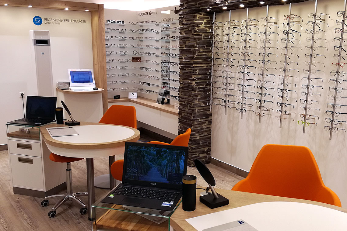 Schröder Optik Stadtoldendorf - Ihr Fachbetrieb für Augenoptik und Hörgeräteakustik Ihr Optiker- und Akustiker-Fachbetrieb - Neben einem großen Angebot an Brillen, Kontaktlinsen und Hörgeräten, bieten wir fachkundige Beratung bei der Auswahl und Anpassung von Brillen und Hörgeräten. Ebenso helfen wir Ihnen bei Winkelfehlsichtigkeit, Augenglasbestimmung, Kontaktlinsen, vergrößernden Sehhilfen als auch der Hörgeräteanpassung gerne weiter. Ihr Optiker und Akustiker für den Raum Stadtoldendorf.
