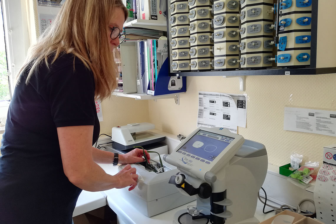 Schröder Optik Stadtoldendorf - Ihr Fachbetrieb für Augenoptik und Hörgeräteakustik Ihr Optiker- und Akustiker-Fachbetrieb - Neben einem großen Angebot an Brillen, Kontaktlinsen und Hörgeräten, bieten wir fachkundige Beratung bei der Auswahl und Anpassung von Brillen und Hörgeräten. Ebenso helfen wir Ihnen bei Winkelfehlsichtigkeit, Augenglasbestimmung, Kontaktlinsen, vergrößernden Sehhilfen als auch der Hörgeräteanpassung gerne weiter. Ihr Optiker und Akustiker für den Raum Stadtoldendorf.