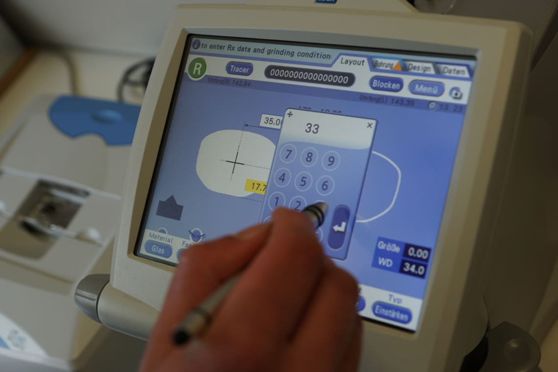 Schröder Optik Stadtoldendorf - Ihr Fachbetrieb für Augenoptik und Hörgeräteakustik Ihr Optiker- und Akustiker-Fachbetrieb - Neben einem großen Angebot an Brillen, Kontaktlinsen und Hörgeräten, bieten wir fachkundige Beratung bei der Auswahl und Anpassung von Brillen und Hörgeräten. Ebenso helfen wir Ihnen bei Winkelfehlsichtigkeit, Augenglasbestimmung, Kontaktlinsen, vergrößernden Sehhilfen als auch der Hörgeräteanpassung gerne weiter. Ihr Optiker und Akustiker für den Raum Stadtoldendorf.