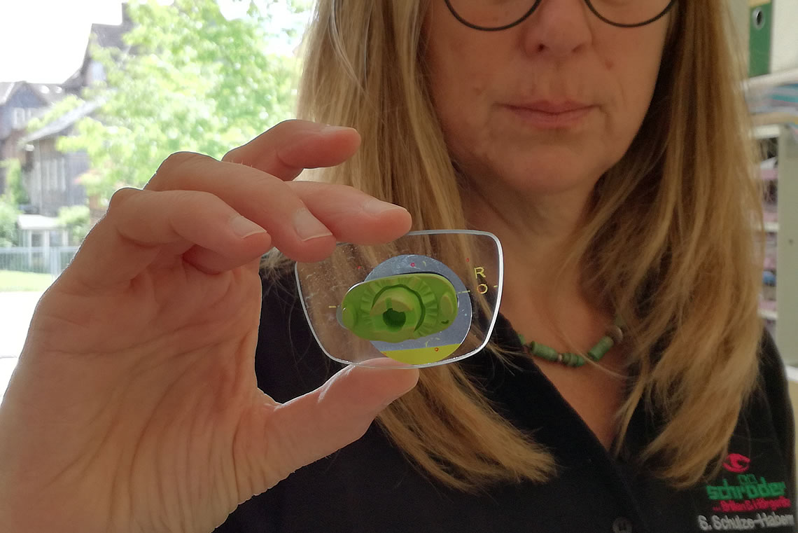 Schröder Optik Stadtoldendorf - Ihr Fachbetrieb für Augenoptik und Hörgeräteakustik Ihr Optiker- und Akustiker-Fachbetrieb - Neben einem großen Angebot an Brillen, Kontaktlinsen und Hörgeräten, bieten wir fachkundige Beratung bei der Auswahl und Anpassung von Brillen und Hörgeräten. Ebenso helfen wir Ihnen bei Winkelfehlsichtigkeit, Augenglasbestimmung, Kontaktlinsen, vergrößernden Sehhilfen als auch der Hörgeräteanpassung gerne weiter. Ihr Optiker und Akustiker für den Raum Stadtoldendorf.