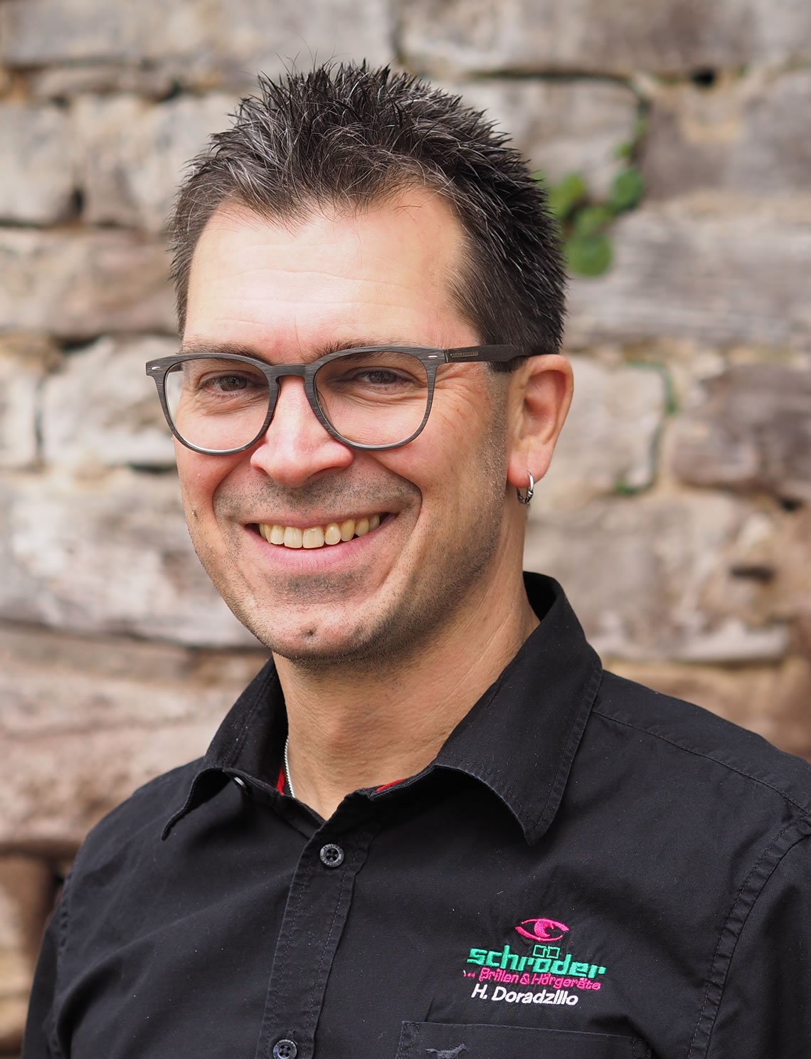 Schröder Optik Stadtoldendorf - Ihr Fachbetrieb für Augenoptik und Hörgeräteakustik Ihr Optiker- und Akustiker-Fachbetrieb - Neben einem großen Angebot an Brillen, Kontaktlinsen und Hörgeräten, bieten wir fachkundige Beratung bei der Auswahl und Anpassung von Brillen und Hörgeräten. Ebenso helfen wir Ihnen bei Winkelfehlsichtigkeit, Augenglasbestimmung, Kontaktlinsen, vergrößernden Sehhilfen als auch der Hörgeräteanpassung gerne weiter. Ihr Optiker und Akustiker für den Raum Stadtoldendorf.
