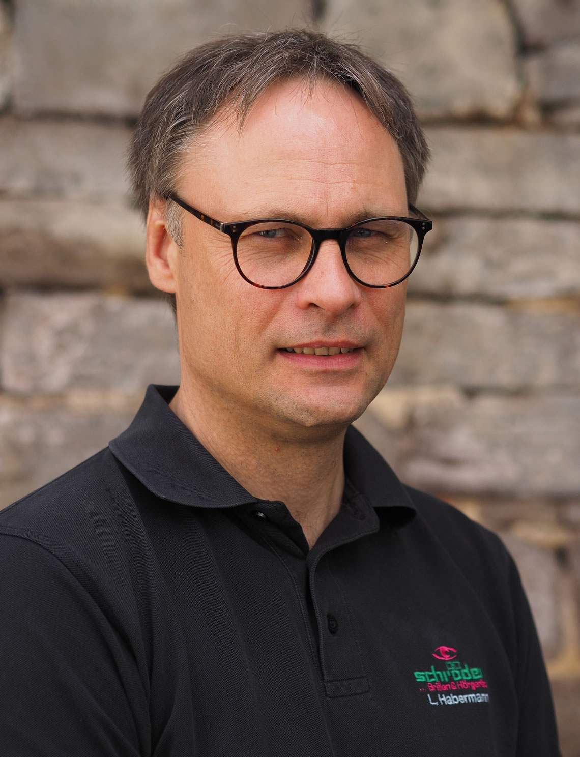 Schröder Optik Stadtoldendorf - Ihr Fachbetrieb für Augenoptik und Hörgeräteakustik Ihr Optiker- und Akustiker-Fachbetrieb - Neben einem großen Angebot an Brillen, Kontaktlinsen und Hörgeräten, bieten wir fachkundige Beratung bei der Auswahl und Anpassung von Brillen und Hörgeräten. Ebenso helfen wir Ihnen bei Winkelfehlsichtigkeit, Augenglasbestimmung, Kontaktlinsen, vergrößernden Sehhilfen als auch der Hörgeräteanpassung gerne weiter. Ihr Optiker und Akustiker für den Raum Stadtoldendorf.